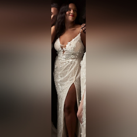 Wedding dress - Picture 8 of 11